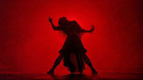 Silueta a contraluz rojo, editorial de danza